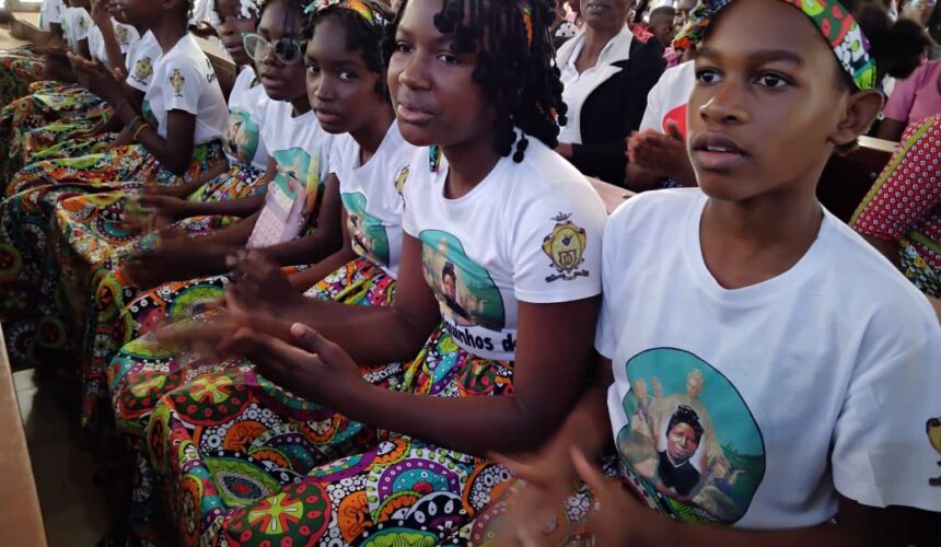Angola: Os amigos de Madalena / The friends of St Magdalene / Gli amici di Maddalena Angola: Os amigos de Madalena / The friends of St Magdalene / Gli amici di Maddalena