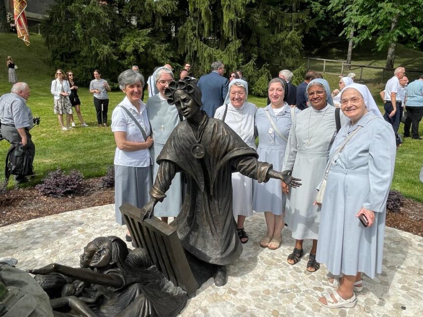 Inaugurata a Schio la statua di s. Bakhita che accoglie chi bussa